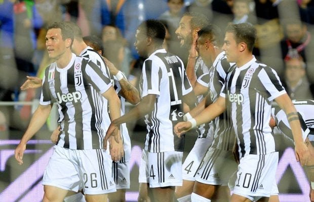 Juventus förhandlar om att förlänga med Alex Sandro
