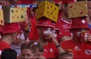 Schweiz roliga fotbolls fans vm