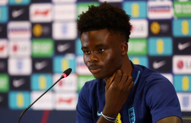 Bukayo Saka förnekar att han är nästa Kylian Mbappe och säger att han bara fokuserar på Englands match mot Frankrike i VM