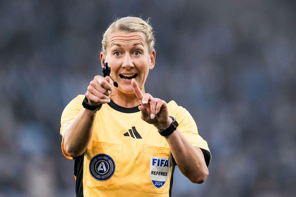 Tess Olofsson var den bästa domaren i Allsvenskan för damer Tess Olofsson var den bästa domaren i Allsvenskan för damer